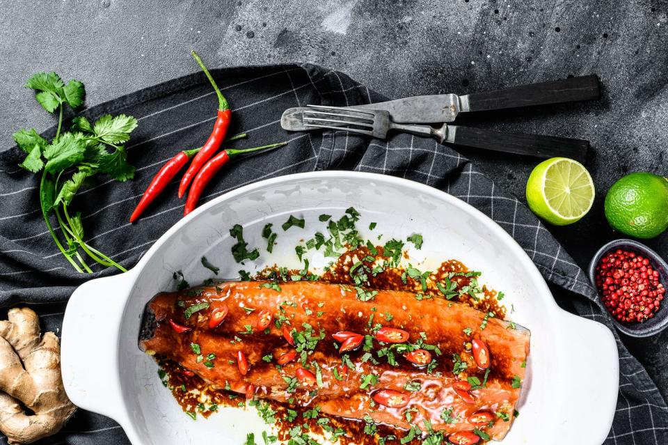 Im Lachs stecken gesunde Fette und viel Eiweiß, die sich auch für dieses Gericht wunderbar eignen: saftig gebratener Lachs auf Gurken-Avocado-Salat. Dafür werden Gurken entkernt, gemeinsam mit Avocados in dünne Scheiben geschnitten und mit Limettensaft beträufelt. Der Lachs wird kurz in der Pfanne angebraten. Abschließend wird alles mit einem Dressing aus Sojasauce, Honig, Öl, Koriander und gerösteten Sesamkörner angerichtet. (Bild: iStock/Vladimir Mironov)