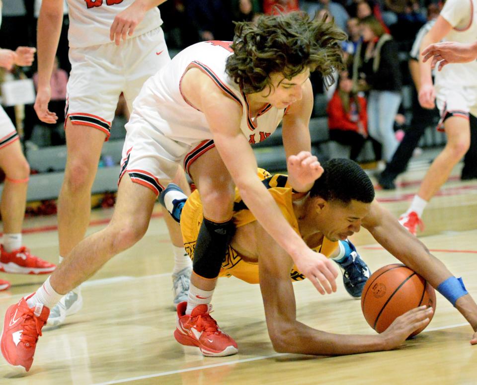 Glenwood High School's Logan Tomlinson, left, and Southeast High School's Seth Doss scramble for a lose ball during the game at Glenwood Friday Dec. 16, 2022.