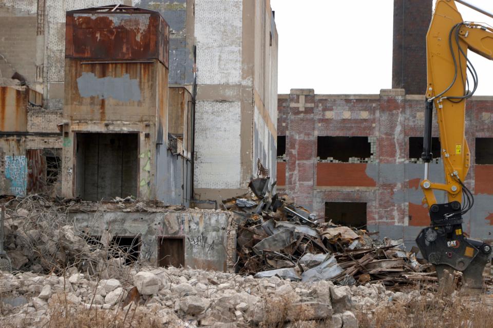 The demolition of the Continental plant on Algonquin near Jefferson in Detroit continues on Dec 13, 2022.