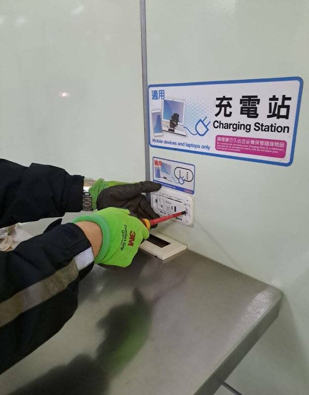 台北捷運公司即日起陸續升級各捷運站充電座，將全線117個車站290組充電座，升級為快速充電接口。   圖：台北大眾捷運公司/提供