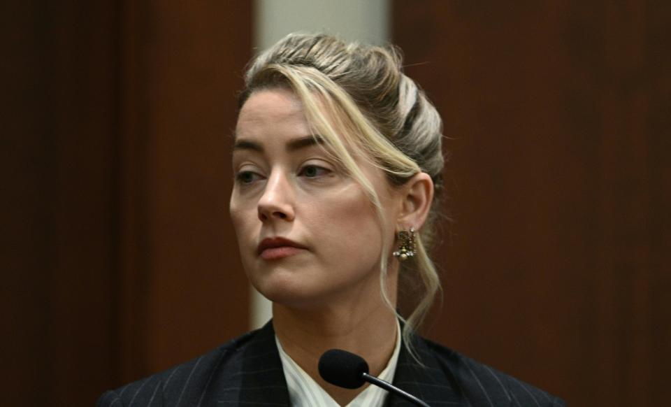 La actriz Amber Heard testifica en el Tribunal de Circuito del Condado de Fairfax en Fairfax, Virginia, el martes 17 de mayo de 2022. El actor Johnny Depp demandó a Heard, su exesposa, por difamación, por un artículo de opinión publicado en 2018 en el Washington Post en el que ella se refirió a sí misma como una "figura pública que representa el abuso doméstico". (Brendan Smialowski/Pool photo via AP)