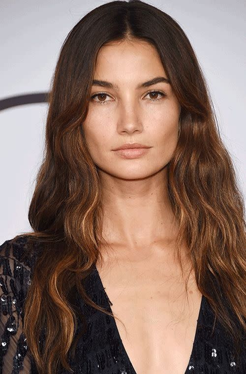 The model looking drop dead gorgeous, getting away with the no makeup makeup look at the 2015 CFDA Fashion Awards. Her thick and wavy brunette locks were a standout, as were those piercing chocolate eyes. We love how she confidently flaunts those cute little freckles!
