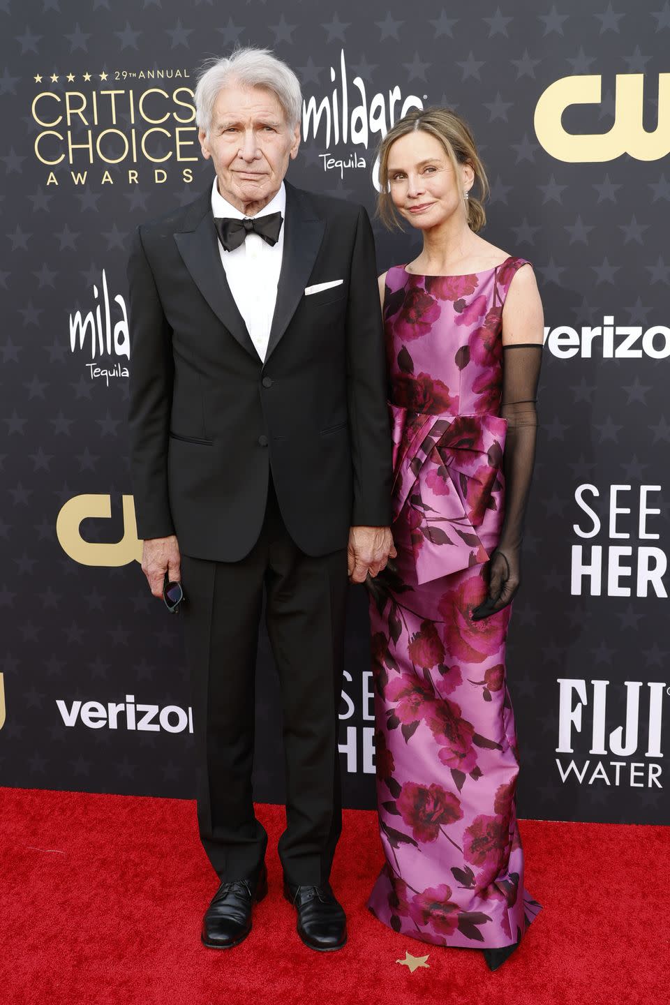 santa monica, california january 14 l r harrison ford and calista flockhart attend the 29th annual critics choice awards at barker hangar on january 14, 2024 in santa monica, california photo by frazer harrisongetty images