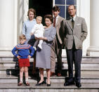 <p>La reina sostiene al príncipe Eduardo, conde de Wessex y cuarto y último hijo de la pareja. Junto a ellos, el príncipe Felipe y el resto de la familia real, 1965. </p> 