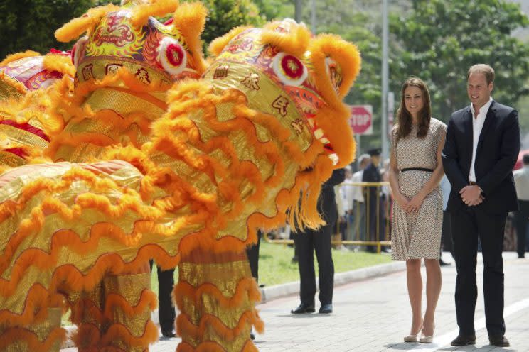 Britain’s Prince William and his wife Catherine charmed residents of Queenstown Wednesday when the couple showed up at the Singapore housing estate.