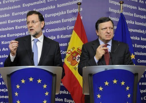 El presidente del Gobierno español, Mariano Rajoy (izq), con el de la Comisión Europea, José Manuel Durao Barroso, durante una rueda de prensa el pasado 30 de enero en Bruselas. La zona euro ya está oficialmente en recesión, por segunda vez en tres años, al haber registrado una caída del PIB del 0,1% en el tercer trimestre del año, según los datos que publicó este jueves Eurostat. (AFP/Archivo | John Thys)