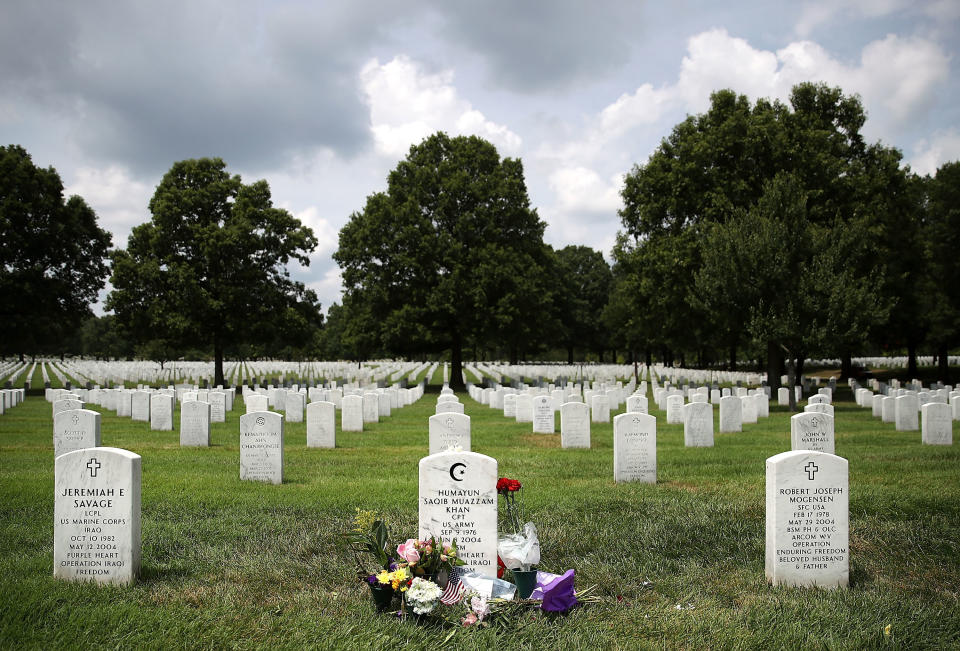 The gravesite of Muslim American U.S. Army Capt. Humayun Khan at Arlington National Cemetery on Aug. 1, 2016. (Photo: Mark Wilson via Getty Images)