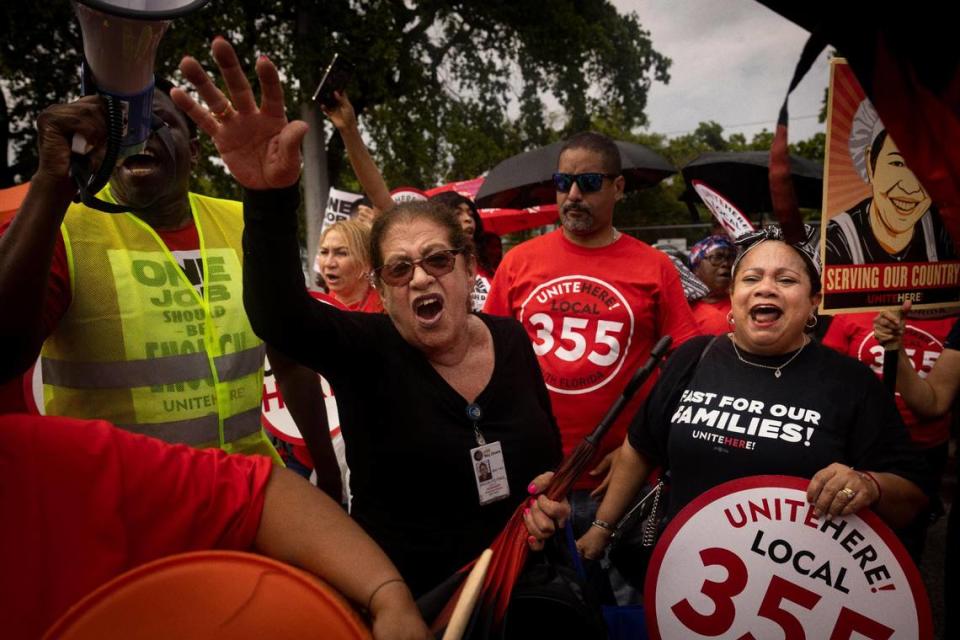 Las trabajadoras de Sky Chefs Nagalys Pina, en el centro, y Sonia Toledo, a la derecha, corean durante la protesta del miércoles 11 de octubre de 2023 por salarios más altos.