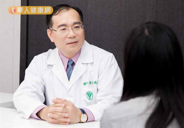 醫師陳明鎮（如圖）強調，乳癌腫瘤大於1公分，就該積極治療。（攝影／記者江旻駿）