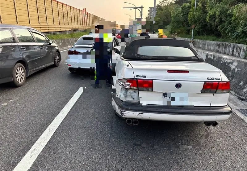 ▲國道1號南下324公里處、台南大灣交流道匝道，今（13）日下午3時許發生一起車禍。（圖／翻攝畫面）