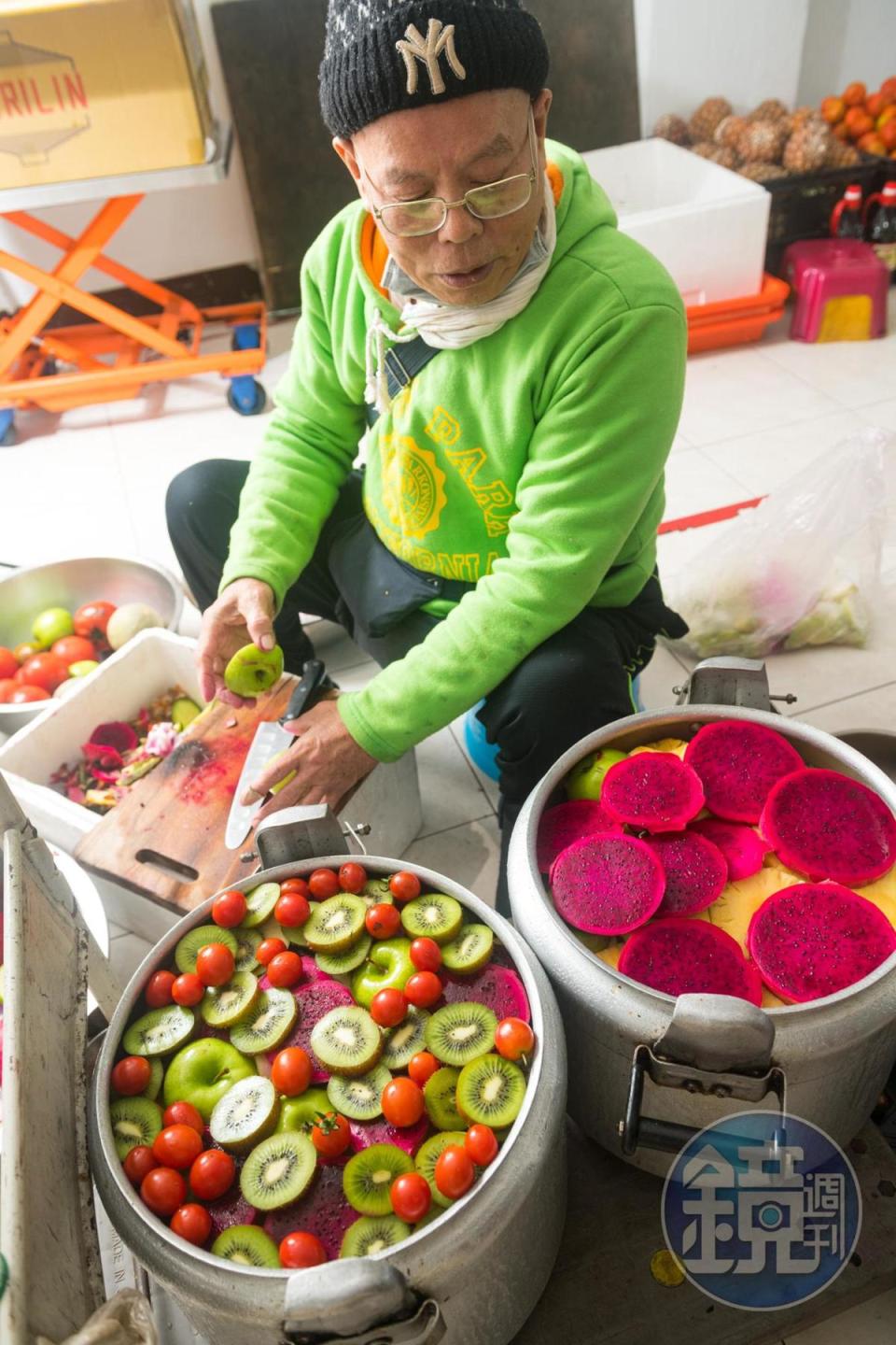老闆每天切水果鋪在鍋面，有如普普藝術創作。