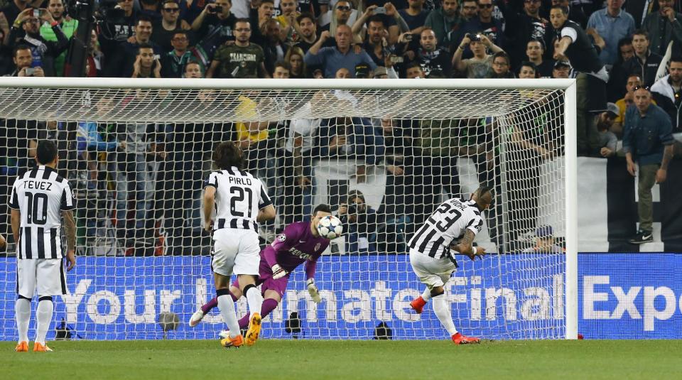 Football - Juventus v AS Monaco - UEFA Champions League Quarter Final First Leg - Juventus Stadium, Turin - Italy - 14/4/15 Arturo Vidal scores the first goal for Juventus from the penalty spot Reuters / Stefano Rellandini