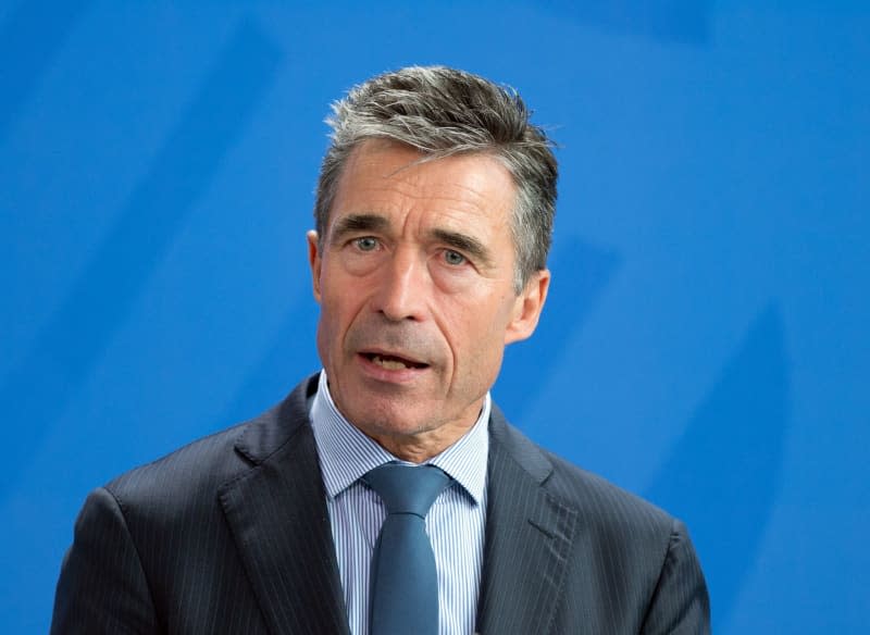 Anders Fogh Rasmussen, then NATO Secretary General, speaks in the Chancellery during a joint press conference with Merkel. Former NATO chief Rasmussen criticizes Scholz for wartime wavering. Soeren Stache/dpa