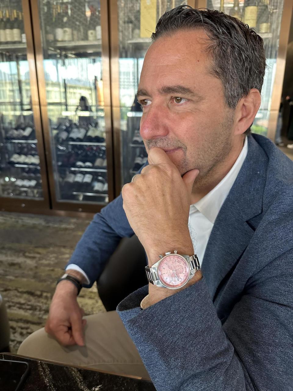 ZENITH執行長Julien Tornare親自演繹Chronomaster Original Pink，在說明ZENITH的手錶未來將不再以性別區分類型的同時，也打趣的說著即便他戴的是粉紅面盤的手錶，整體來說還是很manly，顏色不該是界定男錶或女錶的標籤。