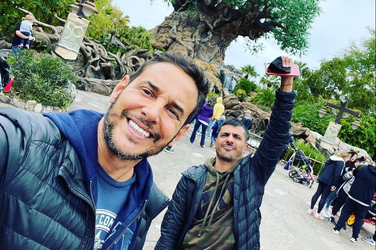 Rodrigo Lussich y Juan Pablo, su novio, recién llegados a Disney