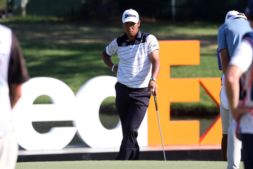 MEMPHIS, TN - 17 AUGUSTUS: Hideki Matsuyama (JAP) staat voor het FedEx-bord tijdens de derde ronde van de FedEx St. Jude Championship 2024 17 augustus 2024 bij TPC Southwind in Memphis, Tennessee. (Foto door Michael Wade/Icon Sportswire via Getty Images)