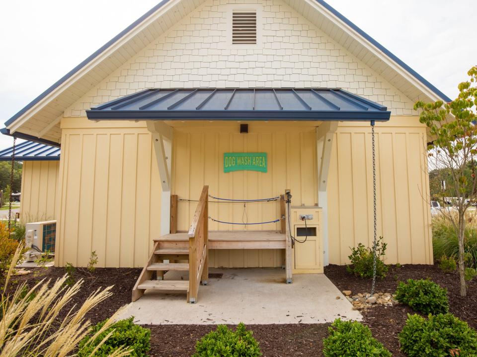 A dog wash area at Camp Margaritaville Pigeon Forge