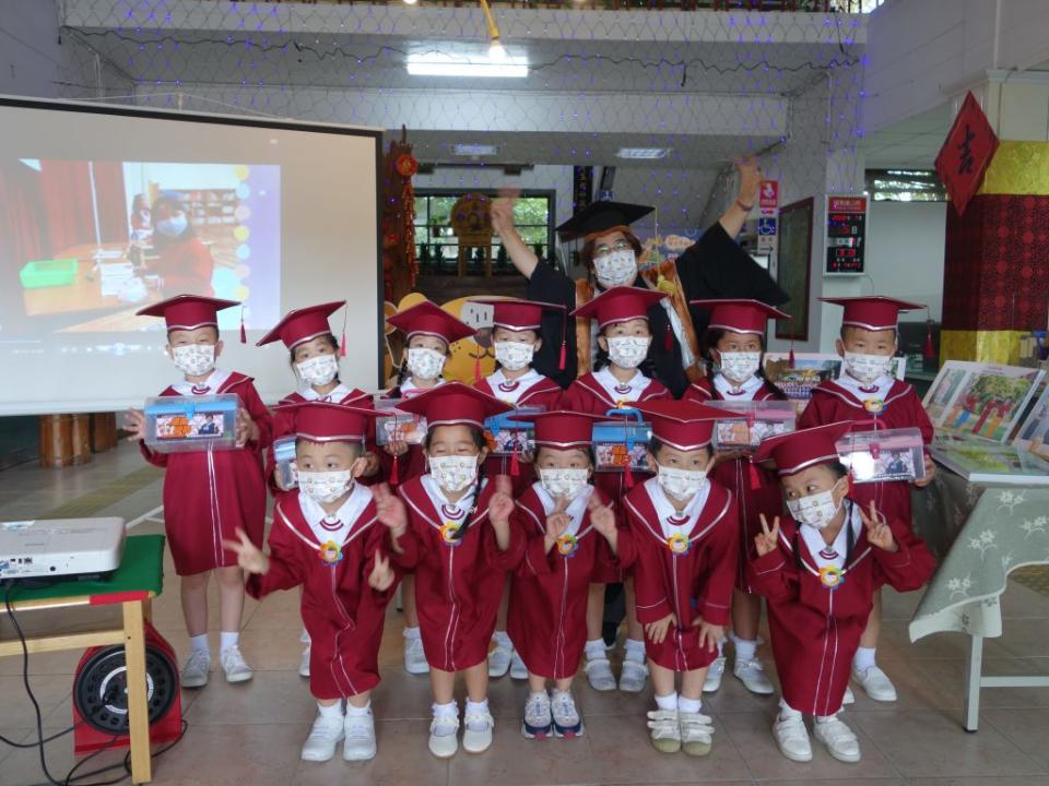 羅東鎮立幼兒園１５０名畢業生在鎮長吳秋齡帶領下，透過「羅東第一名」的歌聲，畢業了。（羅東鎮公所提供）