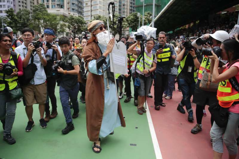 香港宗教人士號召2019年8月31日舉辦「為香港罪人祈禱」大遊行，民眾扮裝成摩西，表達五大訴求。（美聯社）