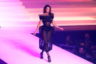 Iris Mittenaere a fait sensation sur le catwalk avec cette robe ceintrée mais très géométrique. LA tenue de la soirée ?