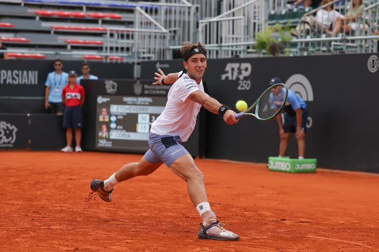 Tomás Etcheverry es uno de los cuatro argentinos que siguen en carrera por el título en el ATP de Buenos Aires