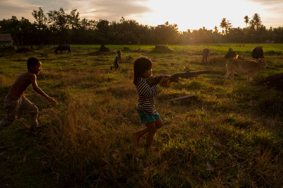 Displaced children playing with wooden toy guns inside a temporary shelter area in Mamasapano, Maguindanao, on August 22, 2018, in Mamasapano, Maguindanao, southern Philippines.<span class="copyright">Jes Aznar/Getty Images</span>