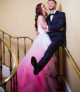 <p>Lydia Hearst se casou com Chris Hardwick usando um vestido <i>ombré </i>cor-de-rosa desenhado por Christian Siriano. [<i>Foto: Instagram</i>]</p>