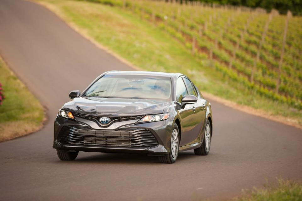 2020_Toyota_Camry_LE_Hybrid_06_48B2FAAA56AA9E6BFCD2F7D724D9F4952FB23068 1500x1000