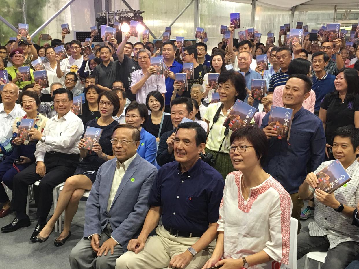 Former Taiwan president Ma Ying-jeou (front row, in blue shirt) with his book-signing session audience at the Singapore Book Fair at Capitol Singapore. (PHOTO: Chia Han Keong/Yahoo News Singapore)