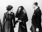 <p>The Duke of Windsor dies on May 28. At the funeral, Queen Elizabeth II and Prince Philip talks to Wallace Simpson, the Duchess Of Windsor.</p>