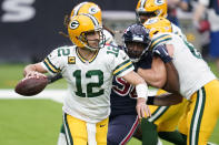 El quarterback de los Packers de Green Bay Aaron Rodgers lanza el balón en el juego ante los Texans de Houston el domingo 25 de octubre del 2020. (AP Photo/Sam Craft)