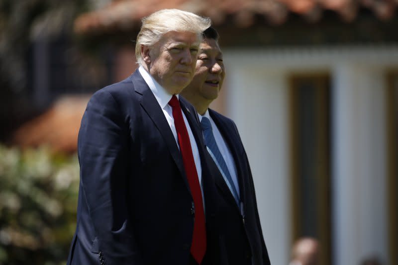 川習會第二天，美國總統川普與中國國家主席習近平7日在佛羅里達州海湖莊園散步（AP）