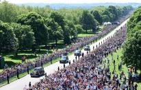 <p>Meghan Markle fuhr in einer Wagenkolonne an der jubelnden Menschenmenge vor Schloss Windsor vorbei. (Bild: Getty Images) </p>