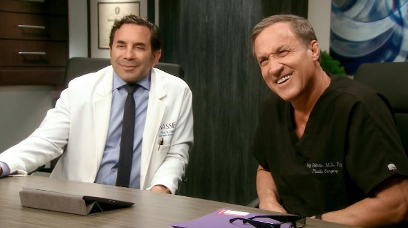 La intervención quirúrgica correría a cargo de los doctores Paul Nassif y Terry Dubrow, famosos por protagonizar la serie de TV estadounidense Botched, en la que reciben a excéntricas personas que quieren cambiar su cuerpo mediante la cirugía plástica.