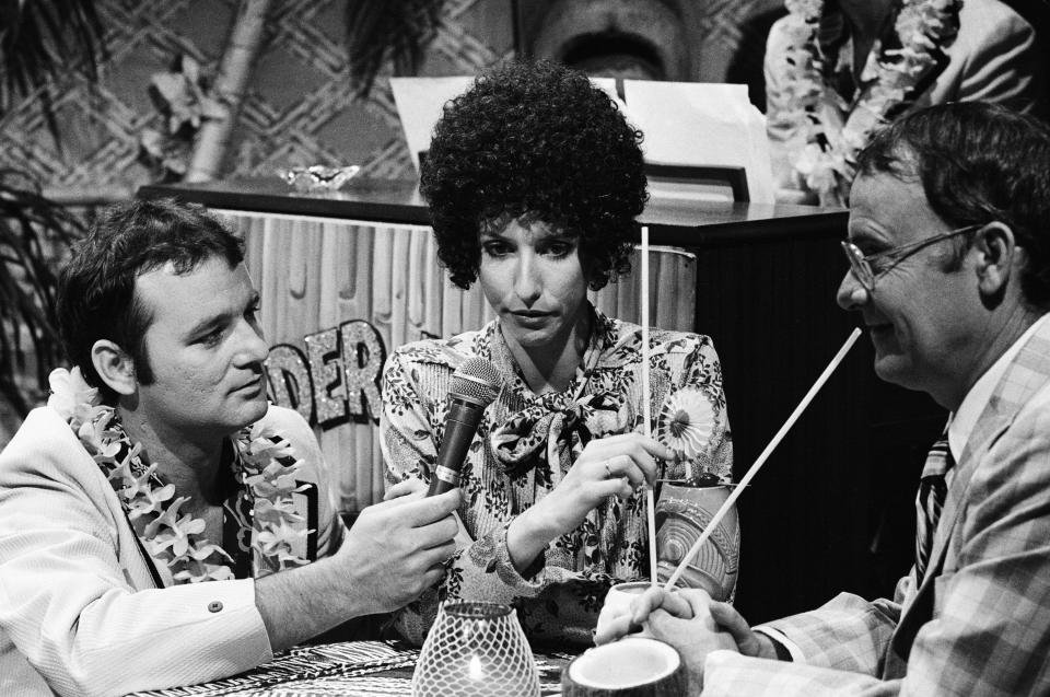 Esta foto del 24 de mayo de 1980 difundida por NBC muestra a Bill Murray, Laraine Newman y Buck Henry en "Saturday Night Live". El programa cómico celebra su 40 aniversario con una emisión especial de tres horas el domingo 15 de febrero de 2015.  (AP Foto/NBC, Alan Singer)