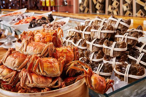 香格里拉台南遠東國際大飯店自10月18日起，在自助餐廳「遠東Café」推出「超豪邁大閘蟹飽食季」