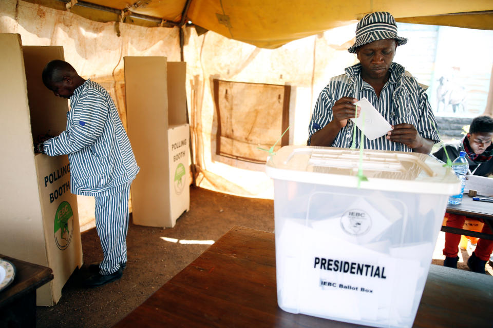 A prisoner votes