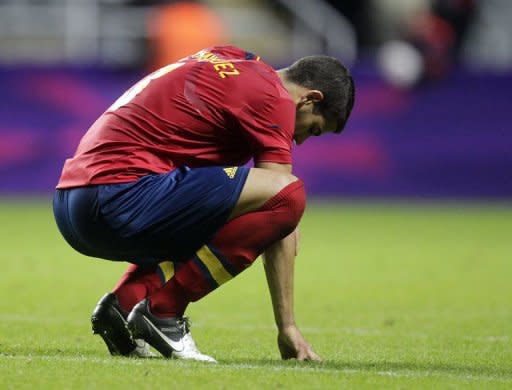 El español Alvaro Dominguez exibhe su tristeza luego de la eliminación de su país ante Honduras, en partido por el torneo olímpico de fútbol disputado en Newcastle el 29 de julio de 2012. (AFP | graham stuart)