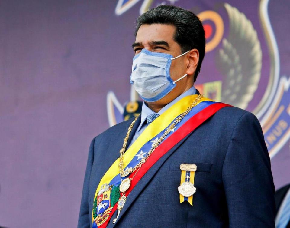 El presidente de Venezuela, Nicolás Maduro, con una máscara facial mientras participaba en la ceremonia de conmemoración del bicentenario de los Tratados de Regularización de la Guerra y el Armisticio, el centenario de la Aviación Militar Bolivariana y el 28 ° Aniversario del Ejército Civil el 27 de noviembre de 2020.