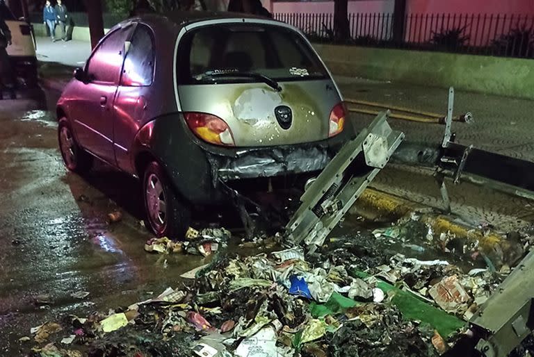 Detuvieron a un hombre por quemar autos y contenedores de basura