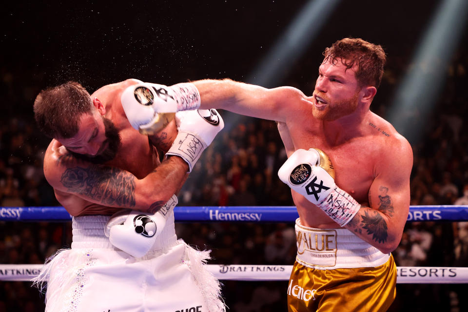 LAS VEGAS, NEVADA - 06 DE NOVIEMBRE: Canelo Alvarez (R) golpea a Caleb Plant durante su pelea de campeonato por los títulos súper medianos WBC, WBO y WBA de Álvarez y el título súper mediano FIB de Plant en el MGM Grand Garden Arena el 06 de noviembre de 2021 en Las Vegas, Nevada.  (Foto de Al Bello/Getty Images)