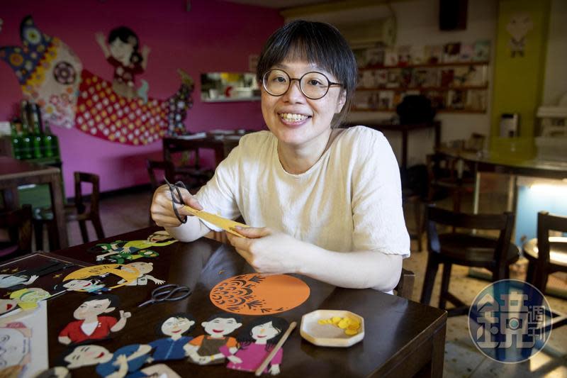 林韡萱透過剪紙梳理情緒，也常為魚麗設計周邊商品。