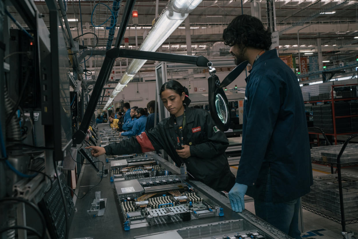 Empleados trabajando en una fábrica. (The New York Times)