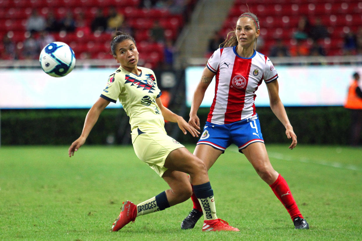 GUADALAJARA, MEXICO - NOVIEMBRE 15: Mayra Ríos (I) del América y Janelly Farías (D) del Chivas disputan el balón durante el juego de ida de los Cuartos de final del Torneo Apertura 2019 de la Liga BBVA MX Femenil en el Estadio Akron el 15 de Noviembre de 2019 en Guadalajara, Mexico (Foto: Oscar Meza/JAM MEDIA)