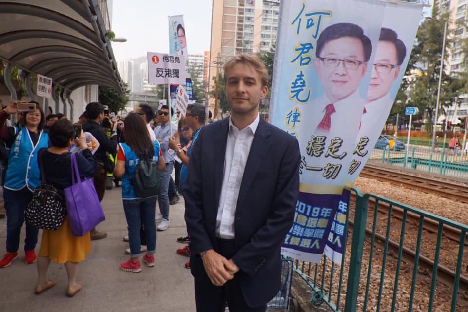 英國保守黨人權委員會委員保福德（右）24日赴香港觀摩區選舉，踩場建制派參選人何君堯的場合。   圖：翻攝自治由じゆう- La libertad推特