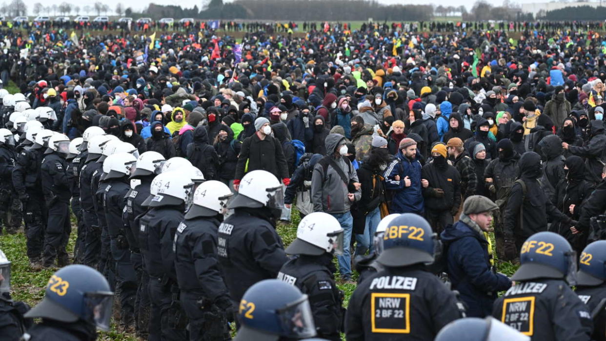 La police fait face aux manifestants lors d’une manifestation de grande ampleur visant à empêcher la démolition du village de Lützerath pour faire place à l’extension d’une mine de charbon à ciel ouvert, le 14 janvier 2023.