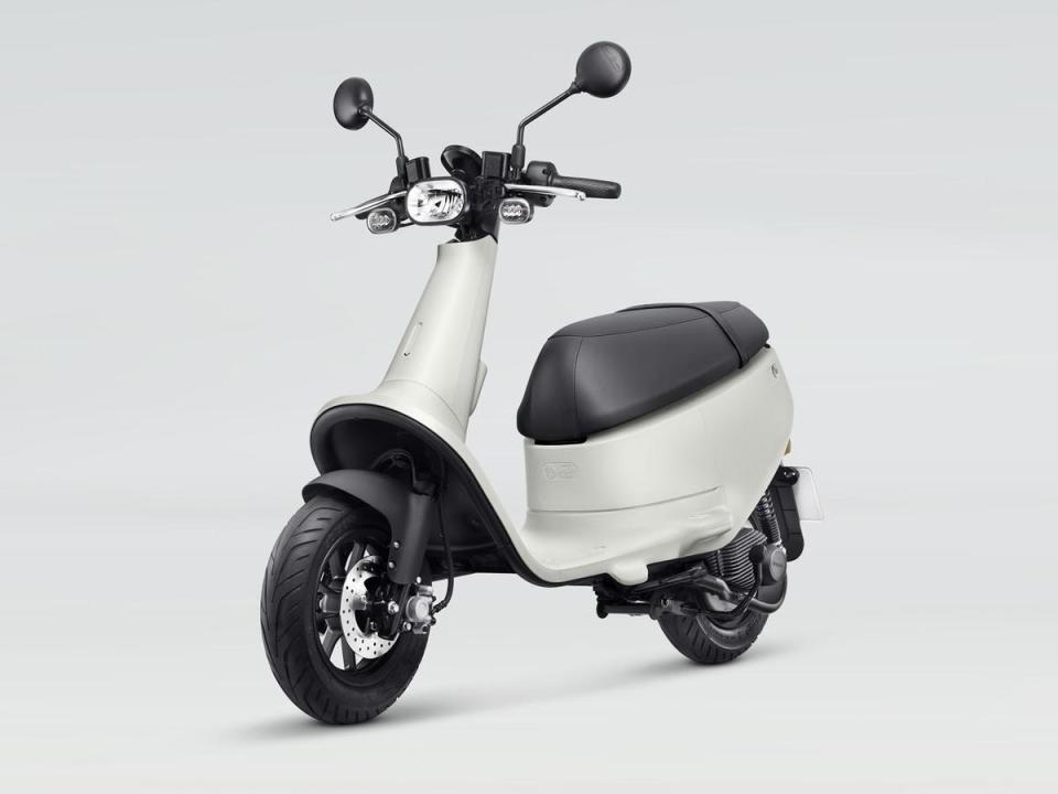 Gogoro 在 2020年初始推出全新 Gogoro VIVA Lite 優格白，極簡的純白就像雕刻藝術，更能凸顯車身線條。