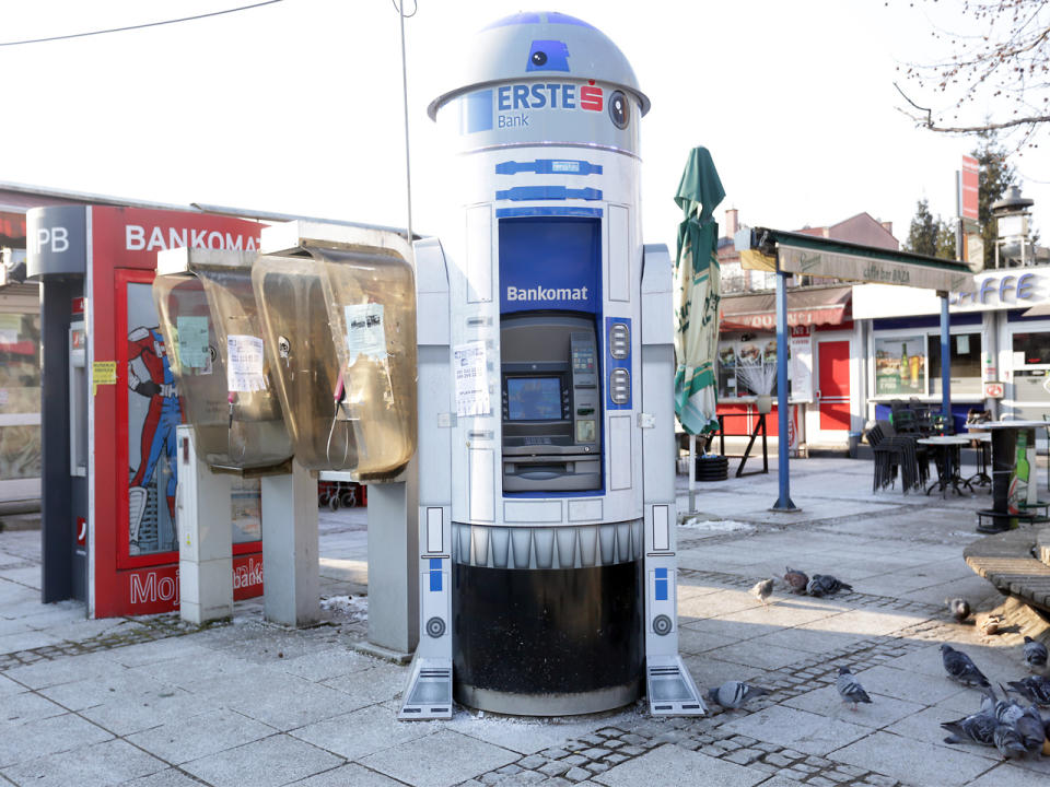 Besonders großen Spaß dürfte Geldabheben in Zagreb machen, vor allem für "Star Wars"-Fans. In der kroatischen Hauptstadt gibt es nämlich einen Geldautomaten, der dem berühmten Droiden R2D2 nachempfunden ist. (Bild-Copyright: abaca press/ddp Images)