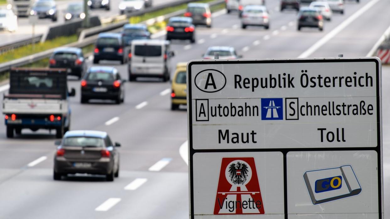 Ein Verkehrsschild weist auf der Autobahn 8 in Richtung Österreich auf die in Österreich geltende Maut auf Schnellstraßen und Autobahnen hin.