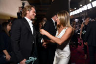 Le dimanche 19 janvier 2020, Jennifer Aniston et Brad Pitt apparaissent extrêmement complices dans les coulisses des SAG Awards. Les deux ex, récompensés pour leurs performances dans <em>The Morning Show </em>et <em>Once Upon a Time… in Hollywood</em>, prennent le temps de se féliciter et de s’étreindre chaleureusement. Il n’en fallait évidemment pas plus pour que les fans de Jennifer Aniston et Brad Pitt espèrent voir renaître leur histoire d’amour. C’est également le cas de Courteney Cox, qui aurait tenté de jouer les entremetteuses entre les deux stars. Le 29 janvier dernier, une source proche affirme au <em>Sun </em>que l’interprète de Monica Geller dans <em>Friends </em>aurait donné le numéro de téléphone de Jennifer Aniston, sa meilleure amie, à Brad Pitt. "<em>Courteney n'aimerait rien de plus que de voir sa meilleure amie retrouver l'homme qu'elle n'a jamais cessé d'aimer</em>", affirme cette connaissance dans les colonnes du tabloïd britannique. Son rêve de Cupidon va-t-il devenir réalité ? Le mystère reste entier. (<em>Photo by Emma McIntyre/Getty Images for Turner</em>)